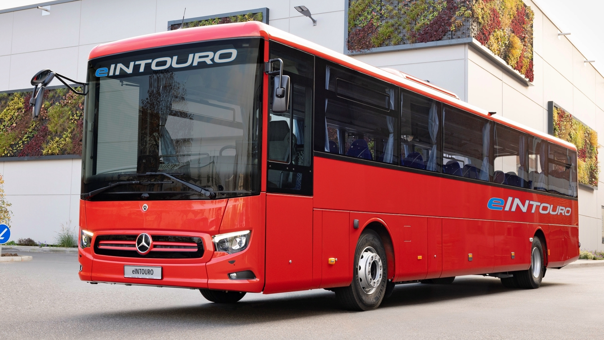 «Mercedes presenta un revolucionario autobús eléctrico con una autonomía de 500 km y anuncia la llegada de un modelo aún más avanzado para 2026»