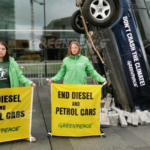 Greenpeace aboga por un cambio radical: Impuestos a motores de combustión para impulsar la era de los coches eléctricos.