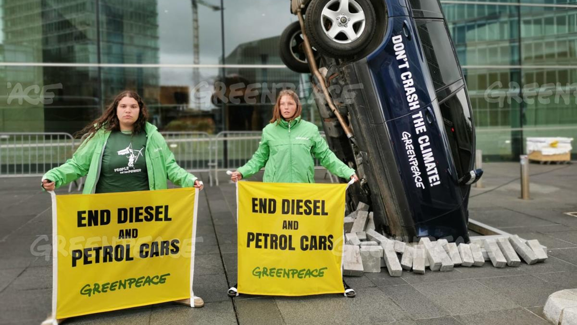 Greenpeace aboga por un cambio radical: Impuestos a motores de combustión para impulsar la era de los coches eléctricos.