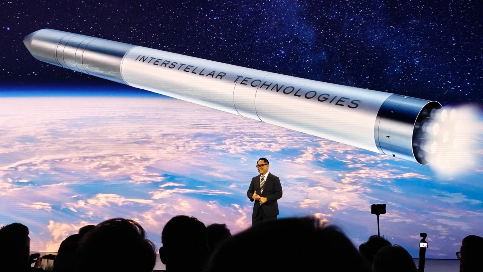 El CEO de Toyota, Akio Toyoda, lanza un desafío sutil a Elon Musk durante el emocionante ingreso de Toyota al ámbito espacial