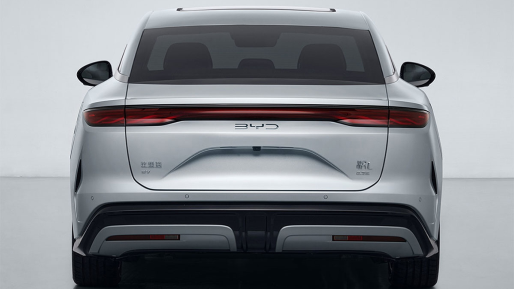 BYD presenta un vehículo de 1.000 CV destinado a desafiar al Tesla Model S en rendimiento, a un precio significativamente más asequible.