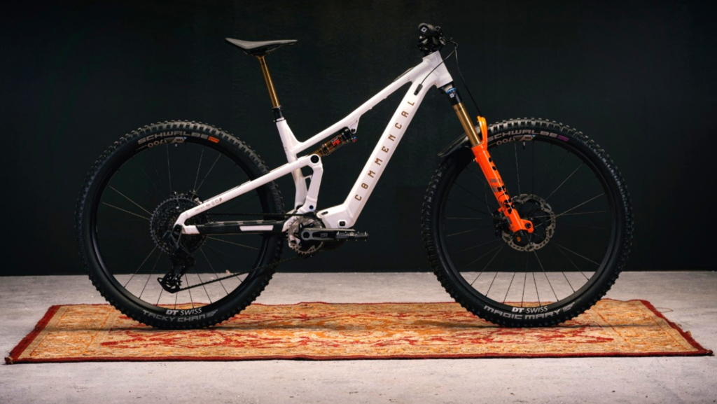 «La incorporación de una nueva bicicleta eléctrica de montaña redefine el exclusivo grupo de las ‘trail light'»