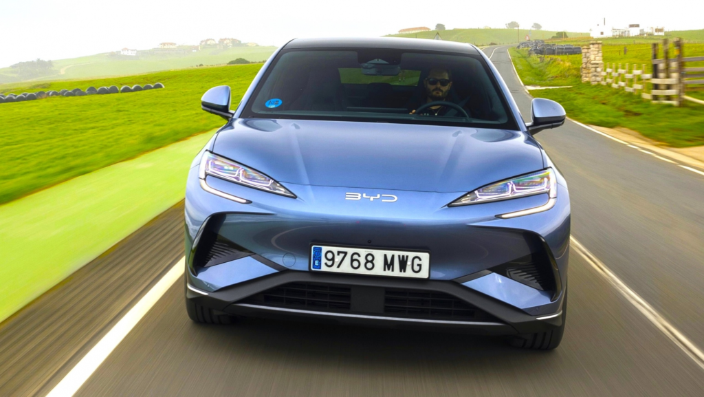 BYD sobrepasa a Toyota en ventas de vehículos eléctricos en Japón: un hito sin precedentes en la industria automotriz.