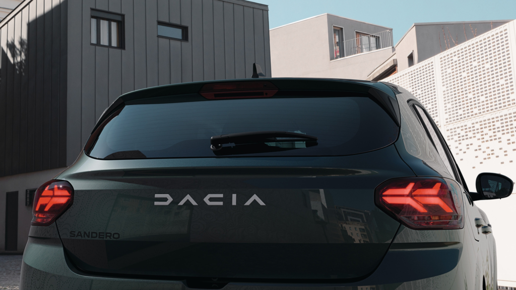«El aclamado favorito español: Dacia presenta su nuevo modelo híbrido, desafiando la tendencia SUV»