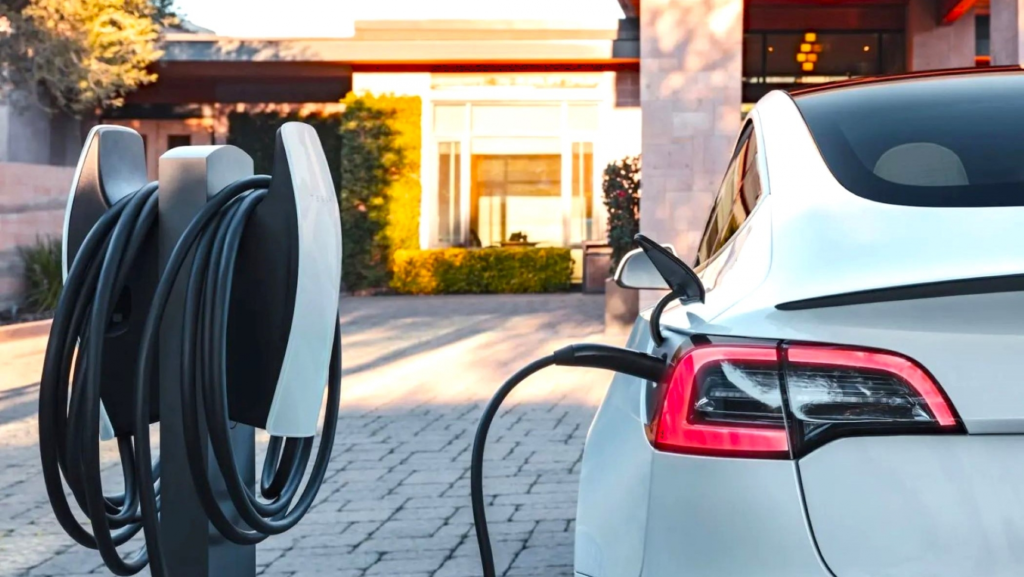 «El mercado de vehículos eléctricos en España experimenta un crecimiento del 7,8% en 2024, eclipsando la disminución de las ventas de híbridos enchufables»