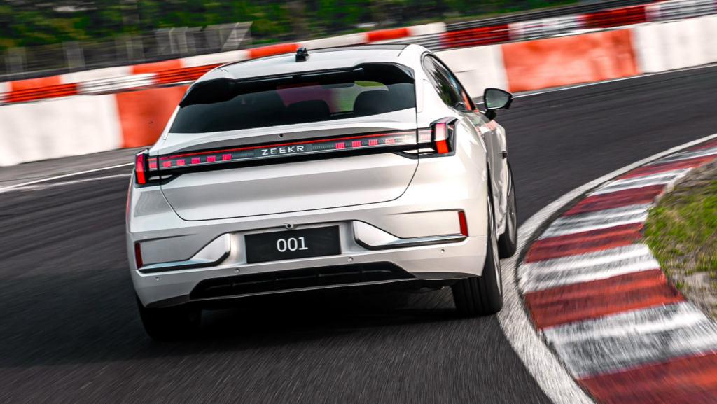 «La empresa líder en fabricación de coches eléctricos en Europa sorprende al mercado con el desarrollo del vehículo de carga más rápida: una estrategia visionaria hacia la producción de híbridos enchufables»