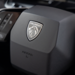 «PICO DE DEMANDA: El innovador coche eléctrico de Peugeot arrasa en ventas, desafiando la capacidad de producción francesa»