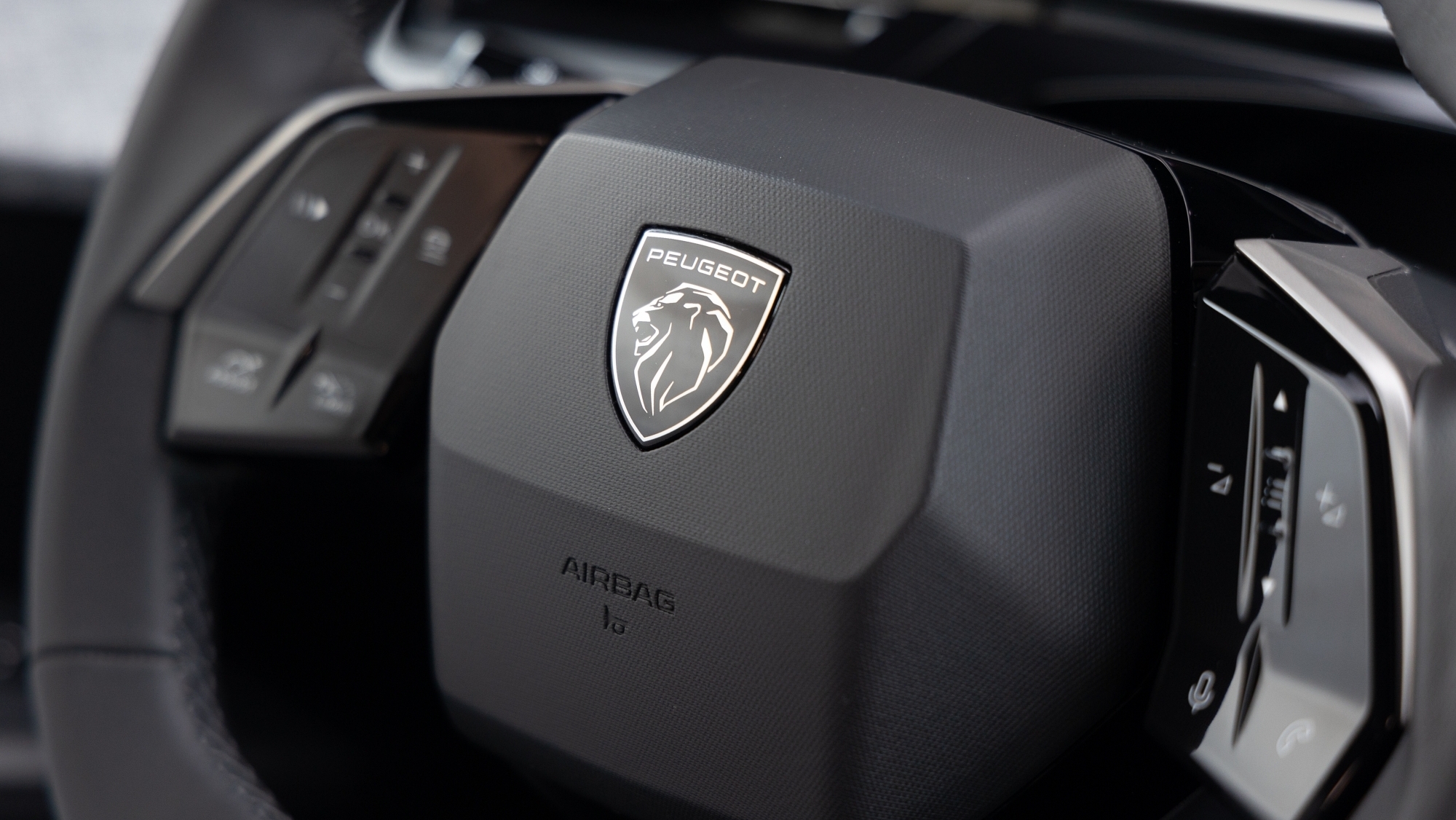 «PICO DE DEMANDA: El innovador coche eléctrico de Peugeot arrasa en ventas, desafiando la capacidad de producción francesa»