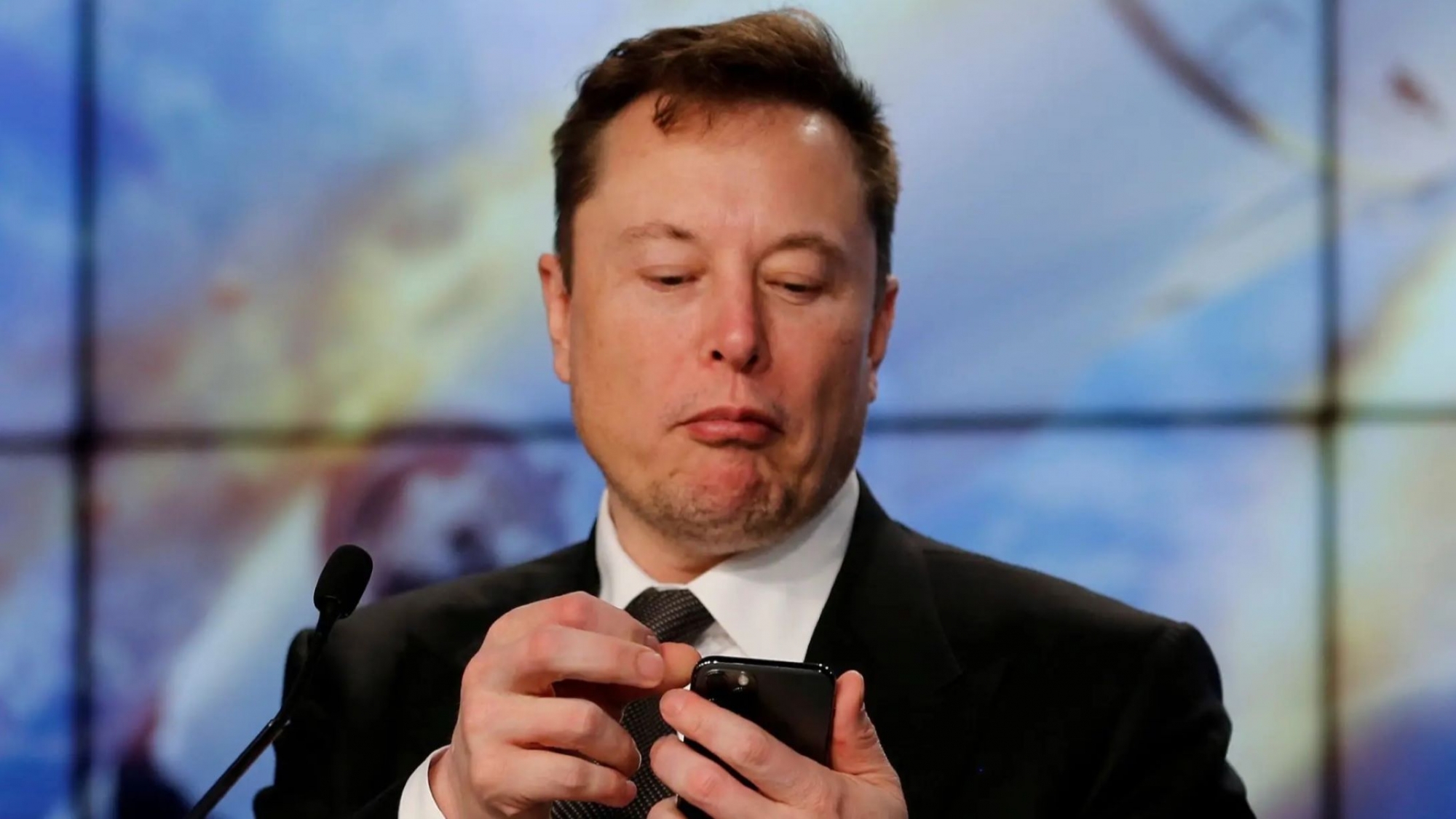 Elon Musk considera la adquisición de la división estadounidense de TikTok como medida de rescate, a pesar de su preferencia por Tesla.