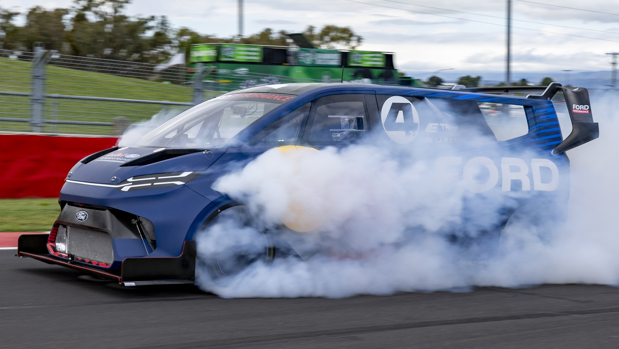 La furgoneta eléctrica de Ford, con 2.000 CV, desata su furia en manos del piloto estrella de Top Gear.