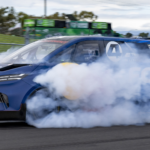 «Deslizamiento extremo: La potente furgoneta eléctrica de Ford, con 2.000 CV, desafía los límites en manos del famoso piloto de Top Gear»