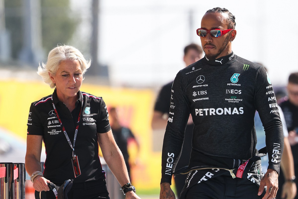 Hamilton se reencuentra con Angela Cullen tras llegar a Ferrari #F1