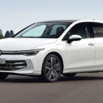«Revelados detalles del innovador Volkswagen Golf eHybrid 2024: Descubre su precio, medidas, motorización, diseño interior y capacidad del maletero»