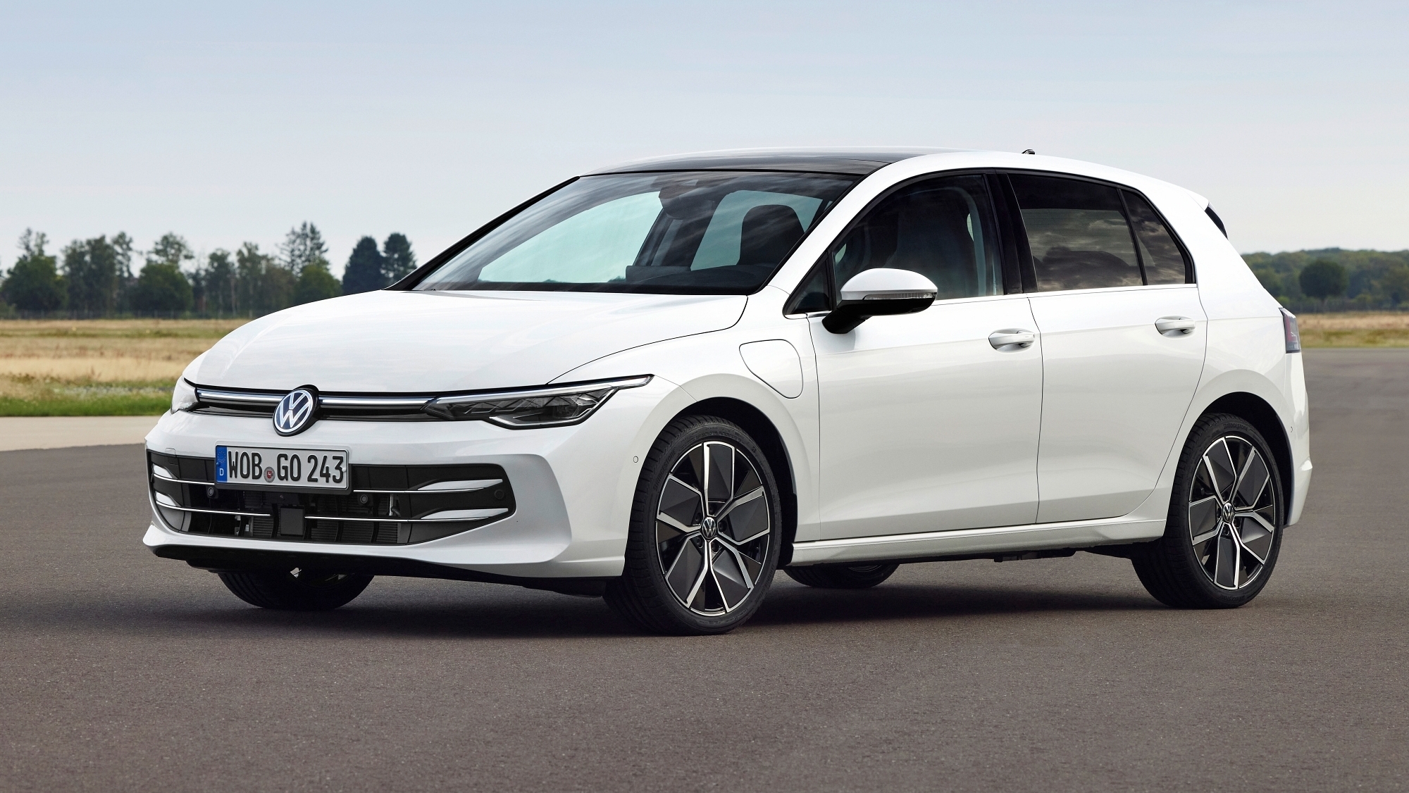 «Revelados detalles del innovador Volkswagen Golf eHybrid 2024: Descubre su precio, medidas, motorización, diseño interior y capacidad del maletero»
