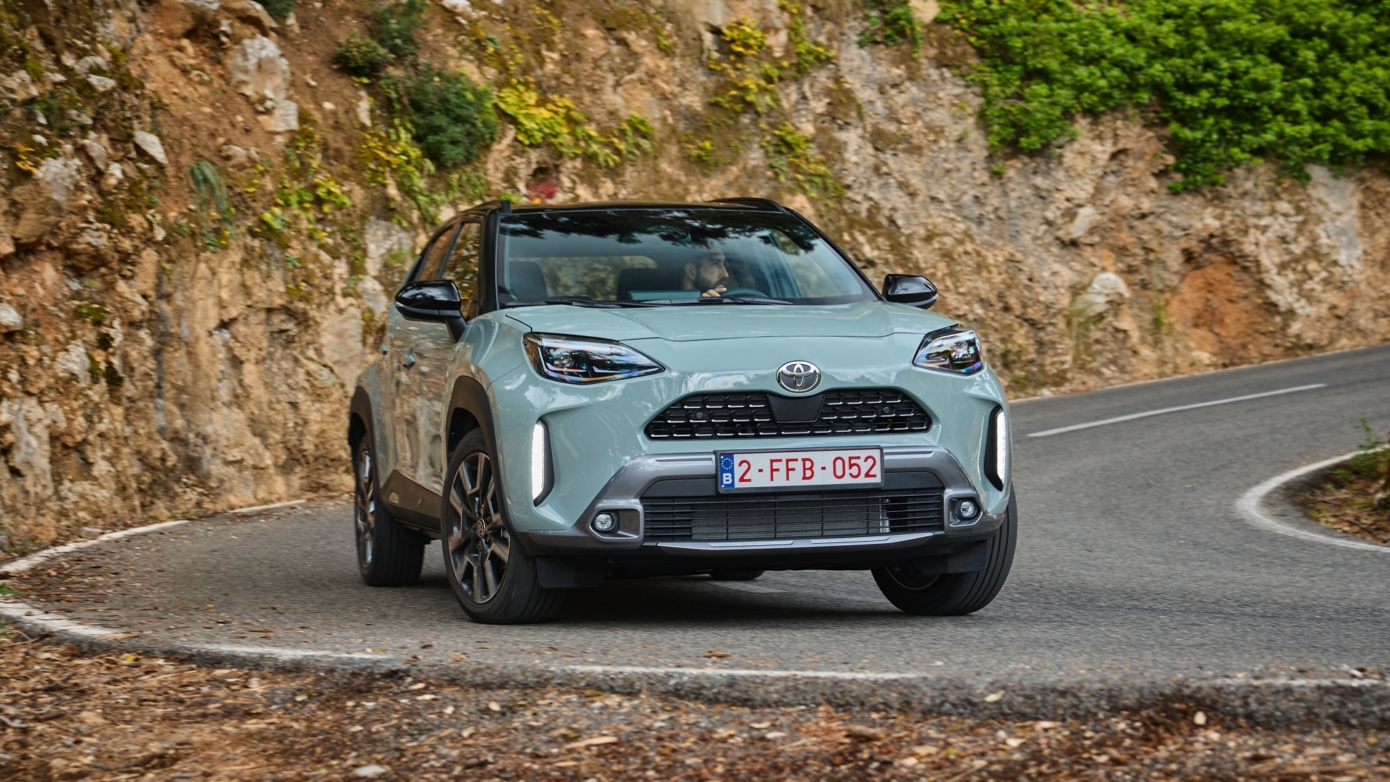 Toyota arrasa en ventas en 2024 y desafía el dominio de los vehículos eléctricos en el mercado.