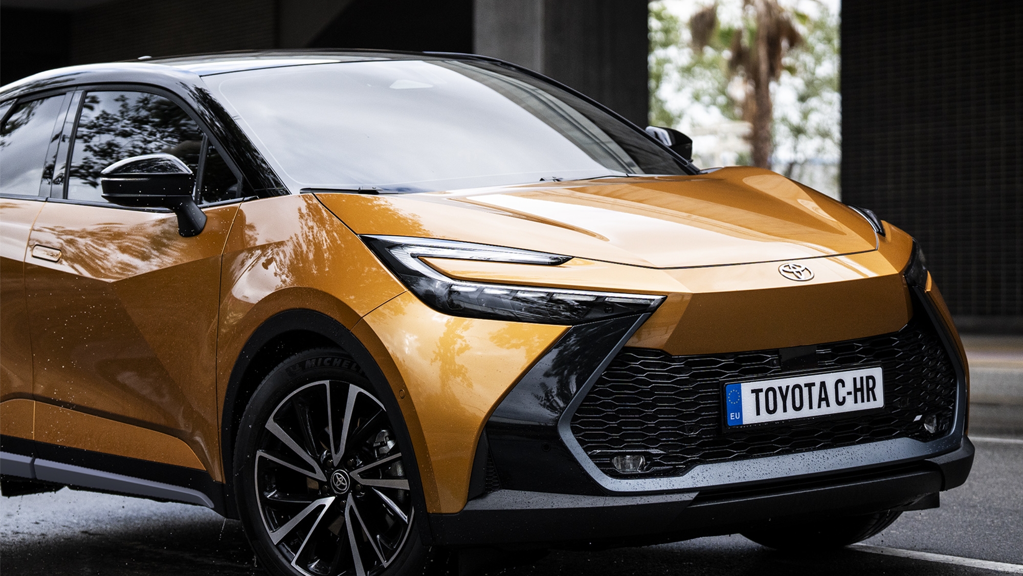 «Toyota revoluciona su icónico coche híbrido con un nuevo acabado intermedio de lujo para elevar la excelencia en diseño y equipamiento»