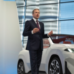 «Oliver Zipse, CEO de BMW, anuncia su retiro tras una destacada trayectoria de más de 30 años en la compañía automotriz alemana»
