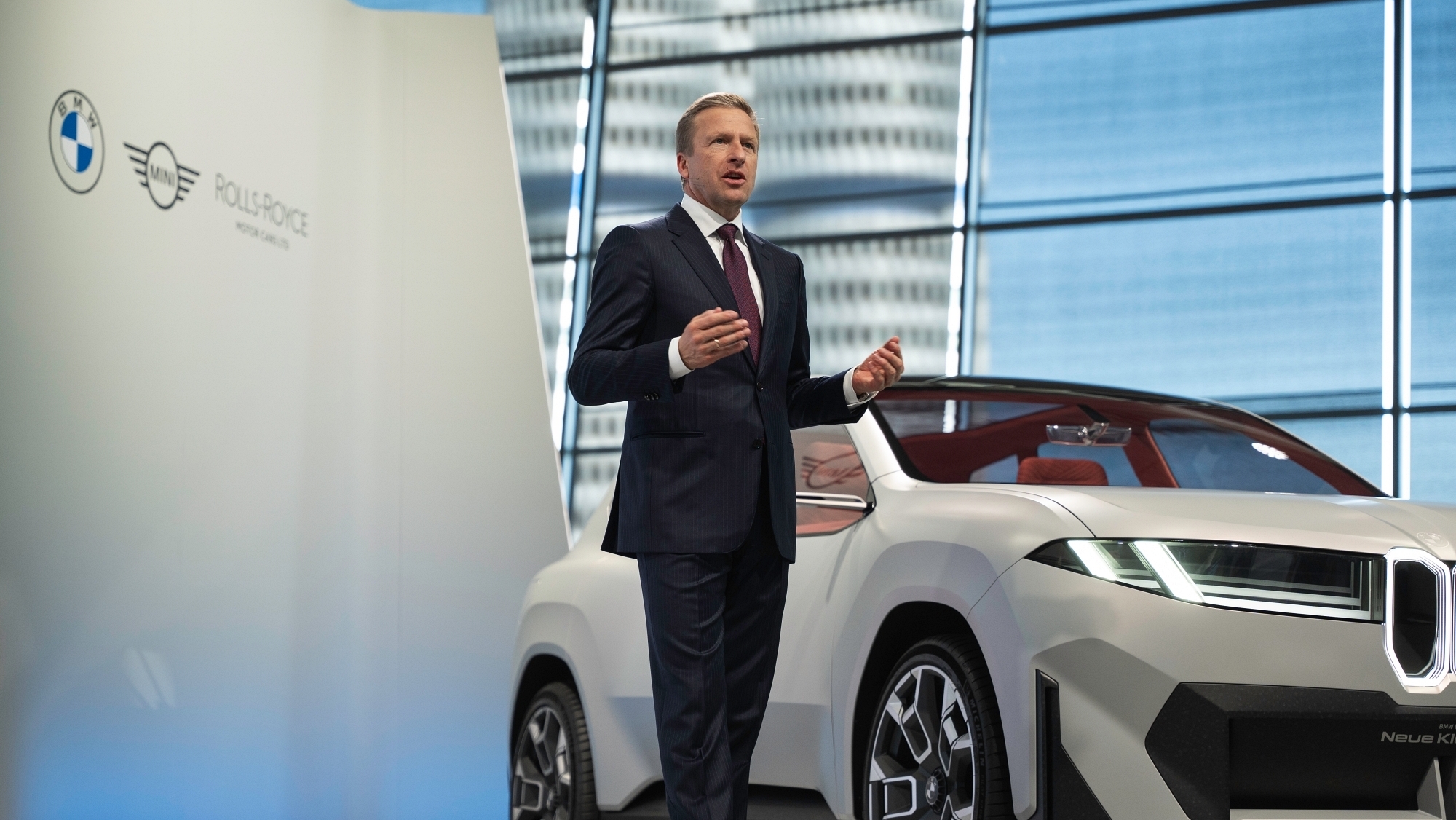 «Oliver Zipse, CEO de BMW, anuncia su retiro tras una destacada trayectoria de más de 30 años en la compañía automotriz alemana»