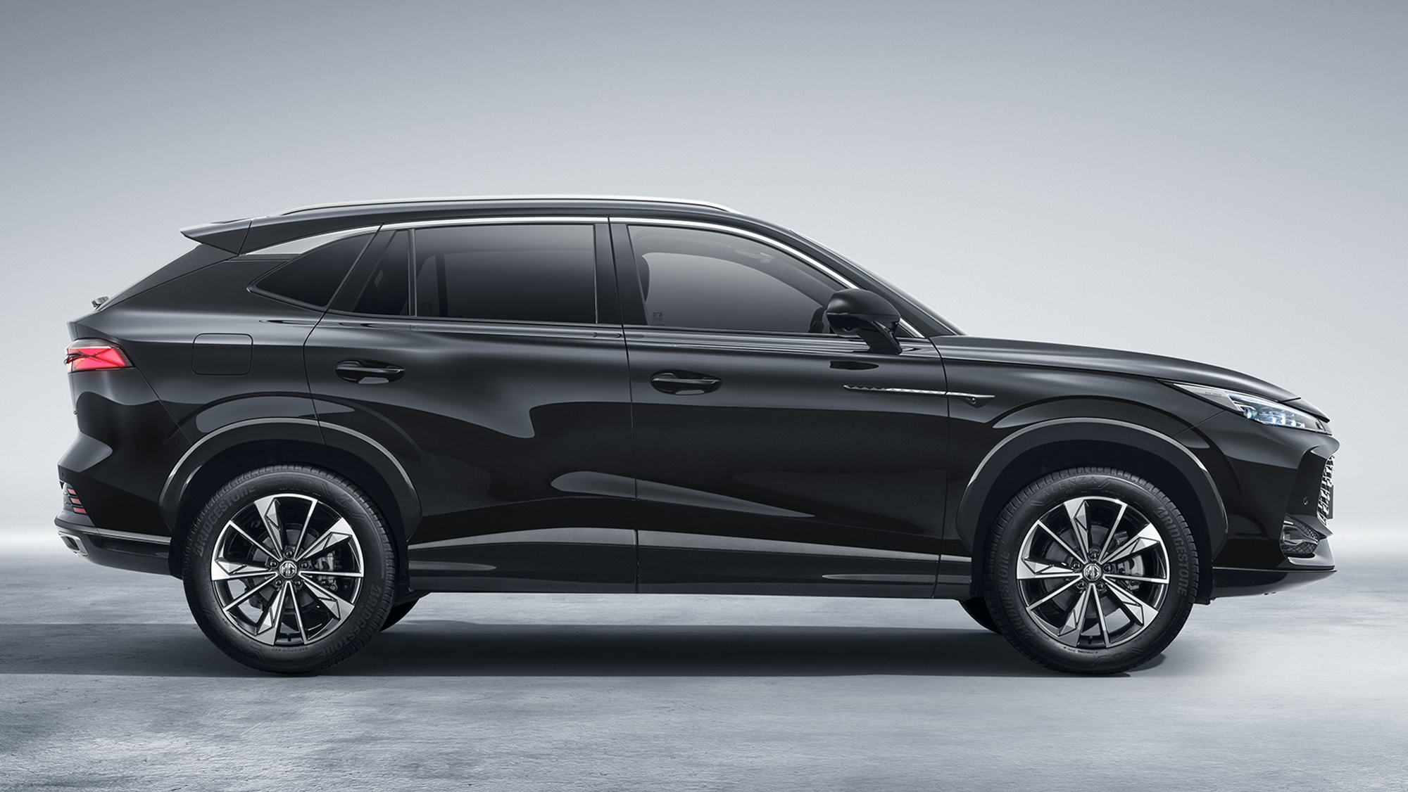 «Revolutionary MG HS Hybrid Set to Hit Spain, Promising Enhanced Trunk Space and Direct Competition With Toyota RAV4»
