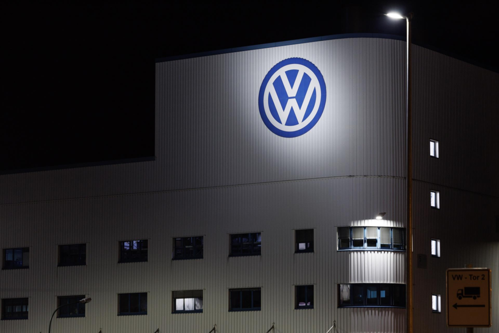 El gigante automotriz europeo revela la cuantía de la sanción por violar las regulaciones de eficiencia de combustible de la Unión Europea.