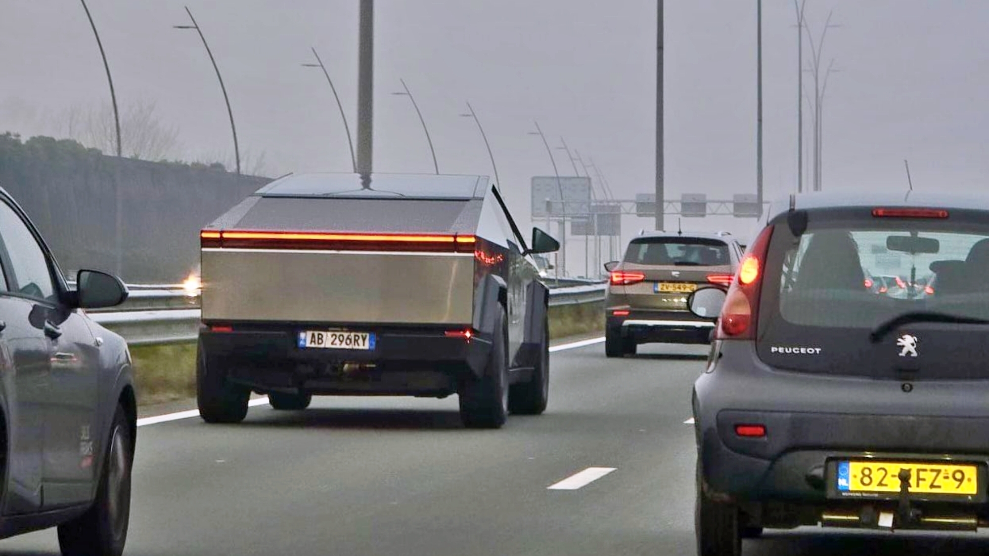 «Secretos revelados: La Cybertruck de Tesla se encuentra en las calles de Europa, a pesar de no estar oficialmente disponible en el mercado local»