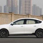 Nuevo híbrido enchufable de BYD ofrece autonomía eléctrica de 90 km a un precio competitivo frente al Toyota Yaris
