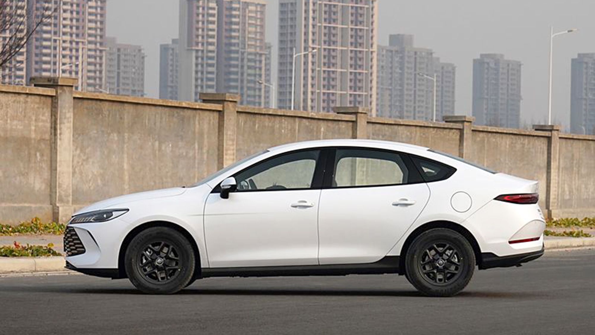 Nuevo híbrido enchufable de BYD ofrece autonomía eléctrica de 90 km a un precio competitivo frente al Toyota Yaris