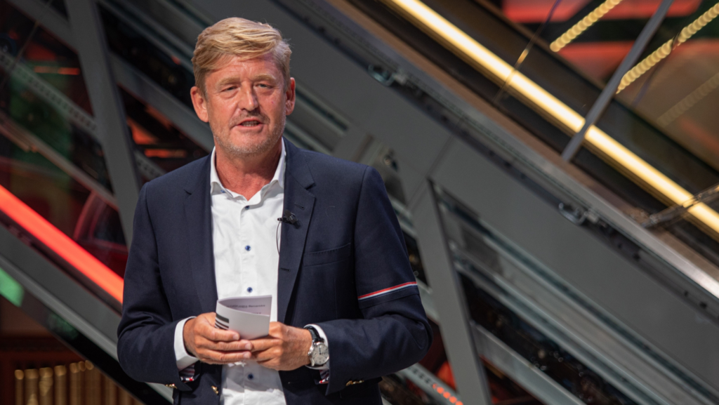 «CEO de Seat alerta sobre estancamiento del mercado de coches eléctricos en España y aboga por la reducción de impuestos para fomentar su adopción»