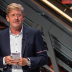 «CEO de Seat alerta sobre estancamiento del mercado de coches eléctricos en España y aboga por la reducción de impuestos para fomentar su adopción»