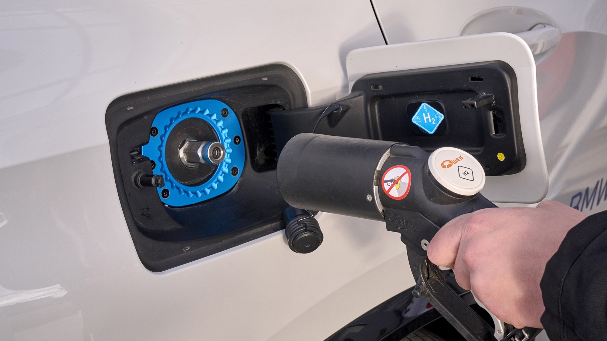 Toyota busca deshacerse de ella mientras BMW apuesta por la innovadora tecnología de difícil comercialización.