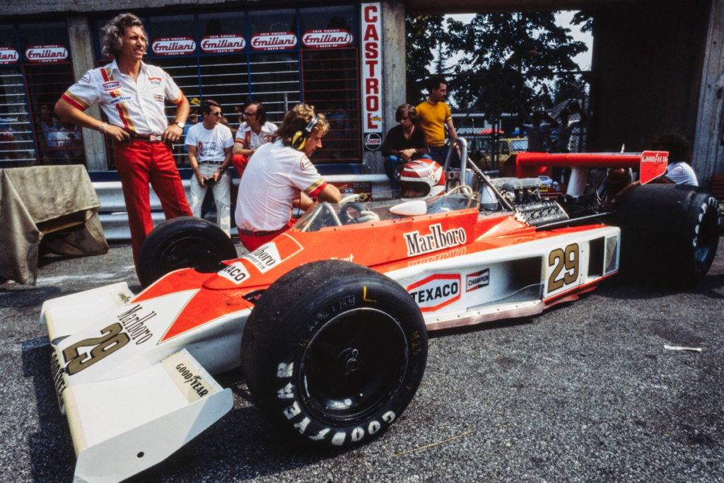Cuando una leyenda de la F1 que se iba presentó a otra nueva #F1