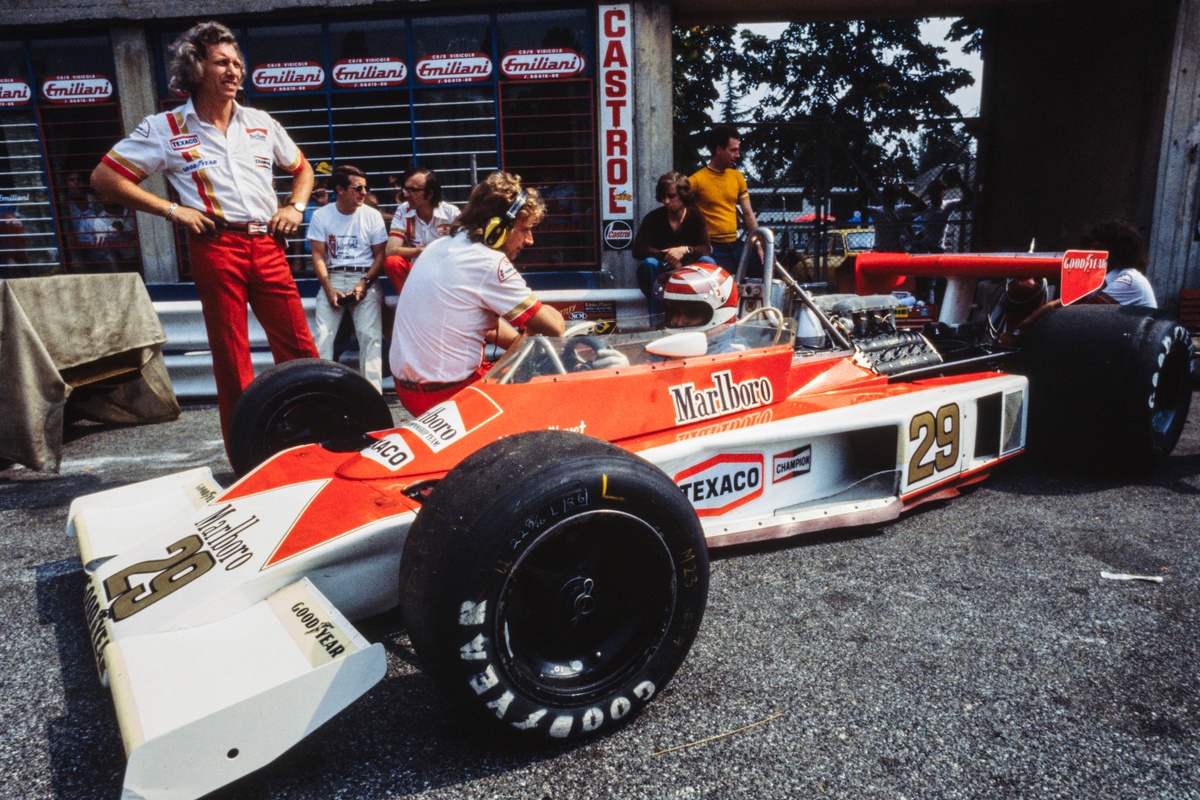 Cuando una leyenda de la F1 que se iba presentó a otra nueva #F1