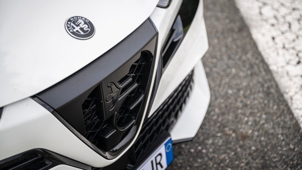 Alfa Romeo descarta transición a vehículos completamente eléctricos para 2027 por motivos fundamentados.