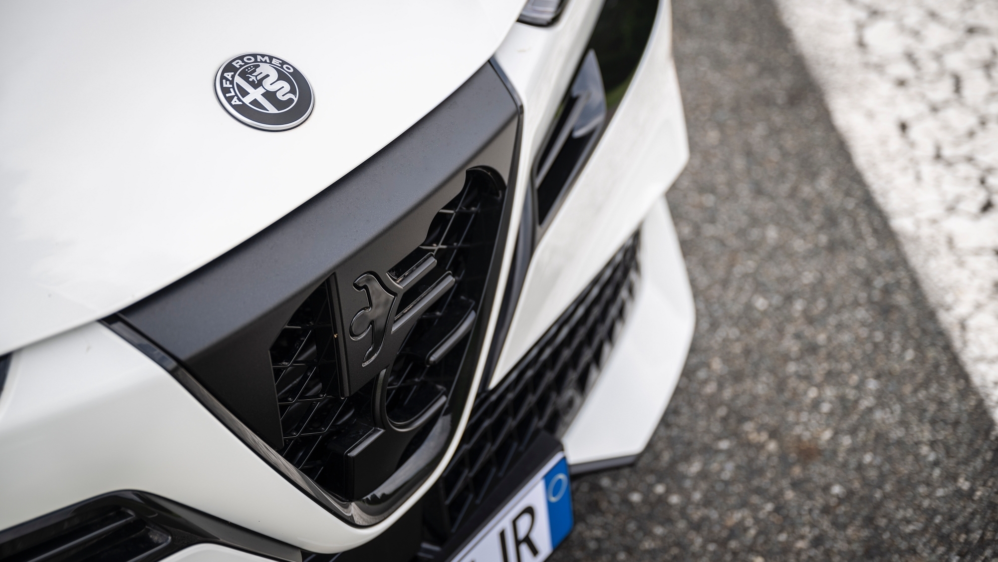 Alfa Romeo descarta transición a vehículos completamente eléctricos para 2027 por motivos fundamentados.