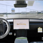 «Tesla revoluciona la industria automotriz: vehículos autónomos se dirigen solos a áreas de carga sin necesidad de operación humana»