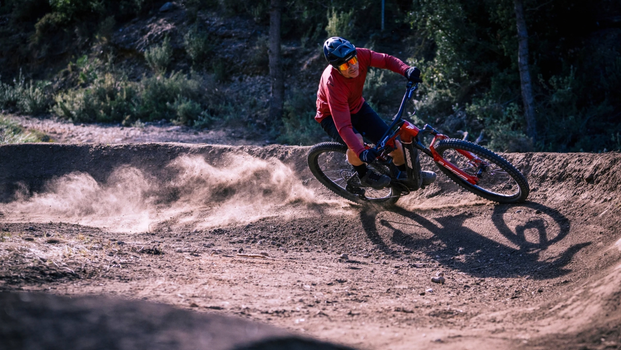 «Dos bicicletas eléctricas de montaña con el mismo nombre, pero mundos aparte en rendimiento y diseño»