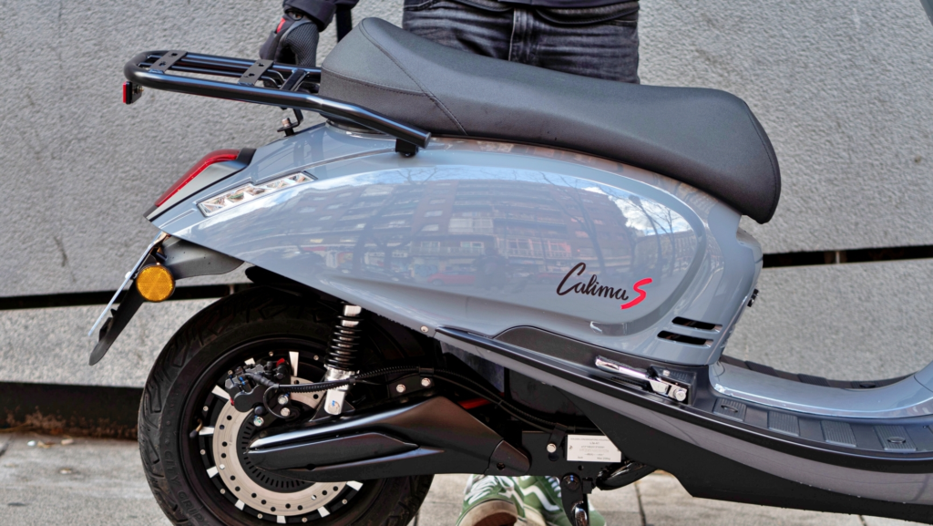 «Nueva moto eléctrica revoluciona el mercado con autonomía de 130 km y sistema ABS de vanguardia, ¡a menos de un euro al día!»