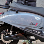 «Nueva moto eléctrica revoluciona el mercado con autonomía de 130 km y sistema ABS de vanguardia, ¡a menos de un euro al día!»