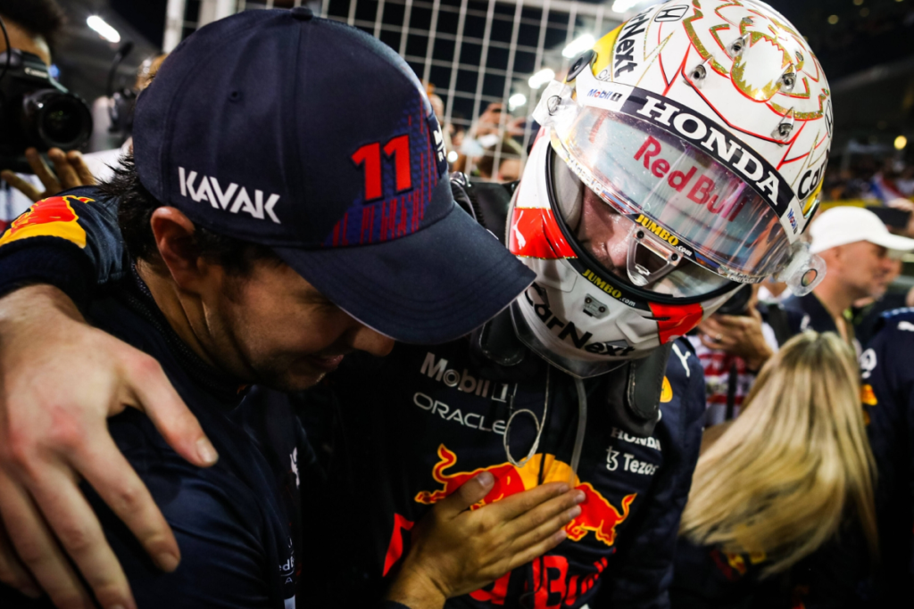 «Max Verstappen elige a Checo Pérez como su mejor compañero en la pista, resaltando el trato diferenciado entre pilotos»