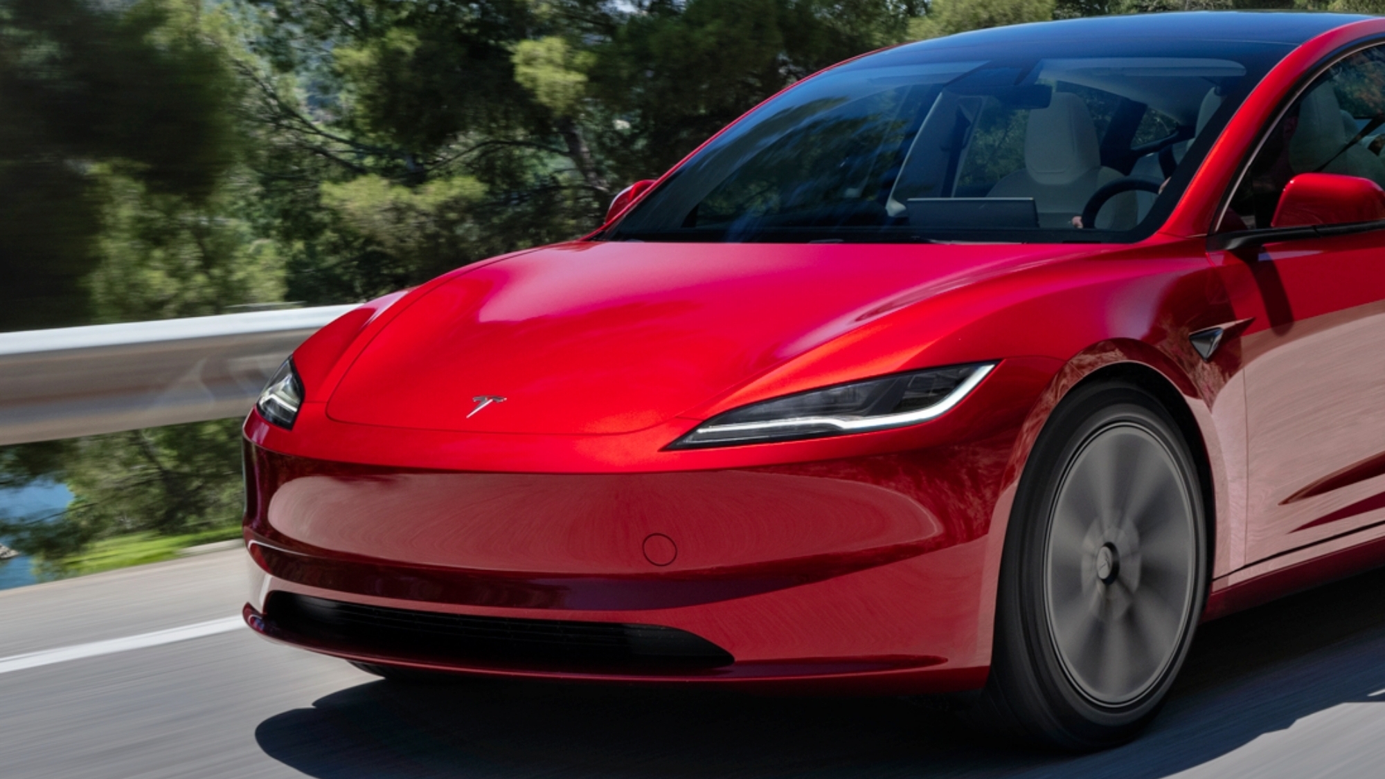 El vehículo eléctrico líder en ventas en España sobresale con un costo significativamente inferior a un Mercedes de tamaño y potencia comparable, ofreciendo mayor espacio de almacenamiento y un sistema multimedia mejorado.