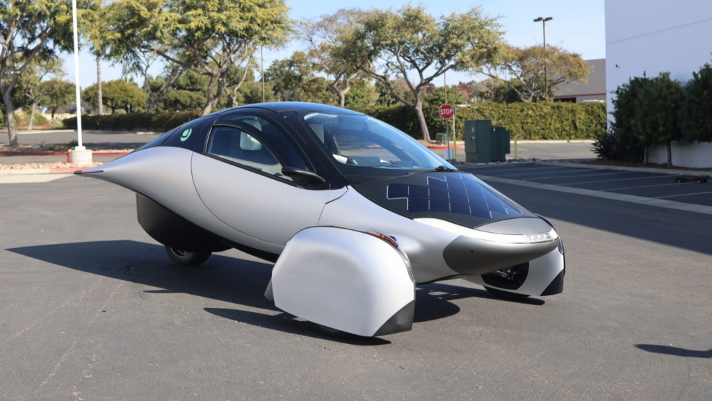 «El innovador Aptera, con una autonomía de 65 kilómetros impulsado por energía solar, finalmente listo para su producción en serie»