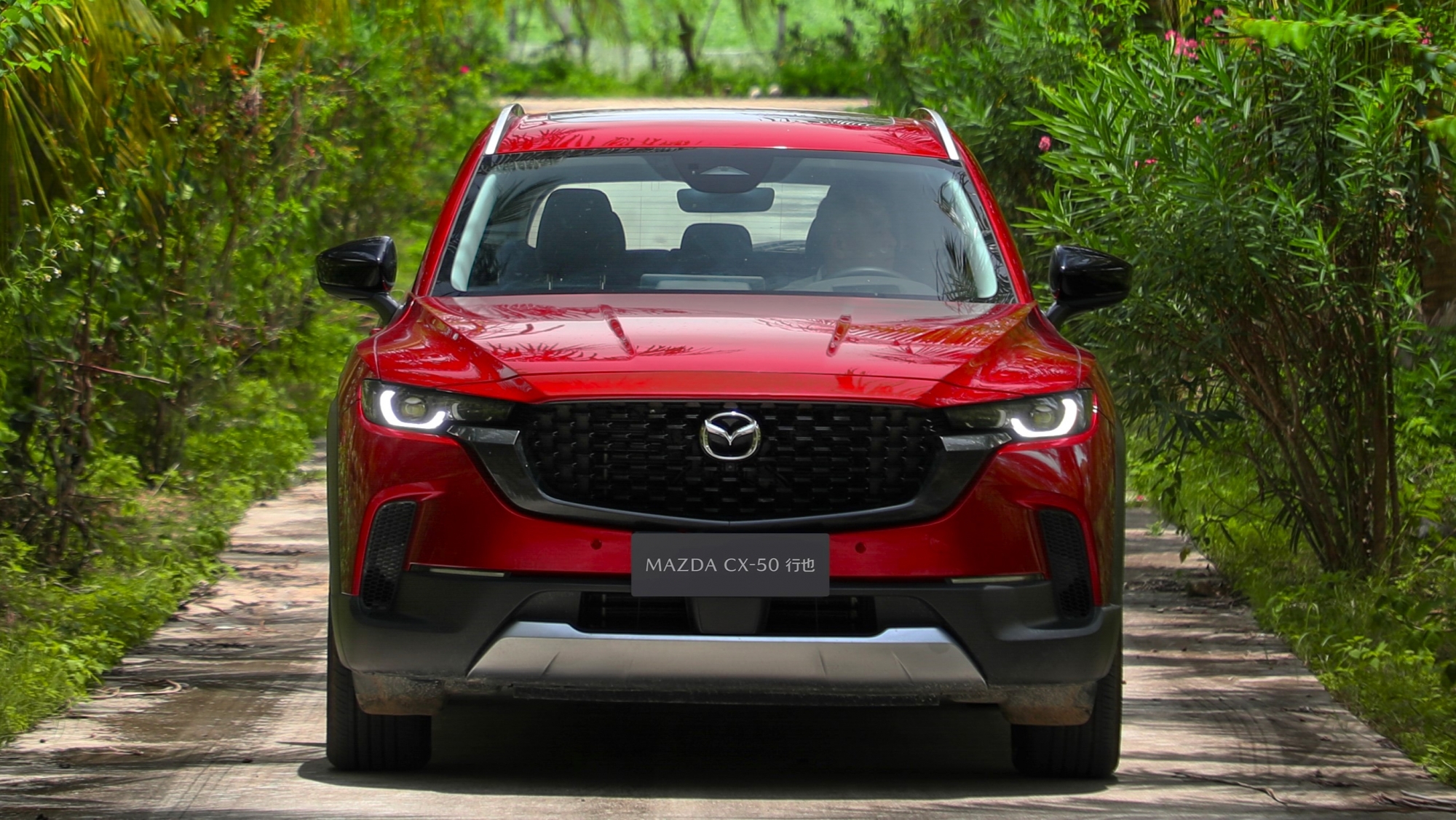 Aunque Mazda logra un récord histórico gracias a sus SUV híbridos, pierde beneficios: sus próximos coches eléctricos serán clave