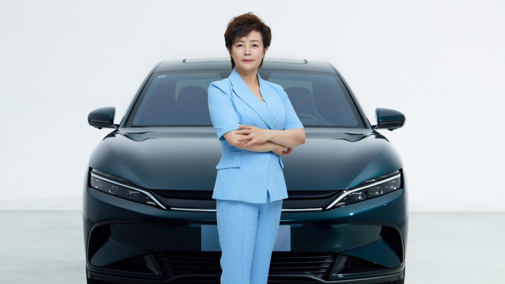Discreta, pero con un currículum impresionante: así es la vicepresidenta de BYD, la mujer china más influyente del mundo que hace sombra a Elon Musk