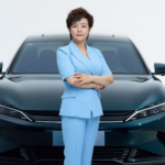 Discreta, pero con un currículum impresionante: así es la vicepresidenta de BYD, la mujer china más influyente del mundo que hace sombra a Elon Musk