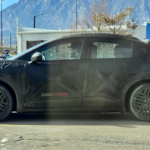 El nuevo Nissan LEAF se deja ver y su imagen nos recuerda mucho a la de otro coche eléctrico