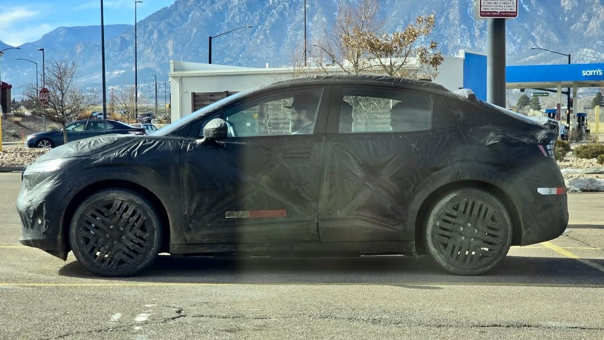 El nuevo Nissan LEAF se deja ver y su imagen nos recuerda mucho a la de otro coche eléctrico
