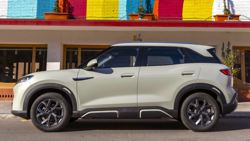 El KIA EV3 ya es todo un superventas, pero BYD comercializa, y más barato, el SUV eléctrico que será su mayor rival, y el del Toyota C-HR