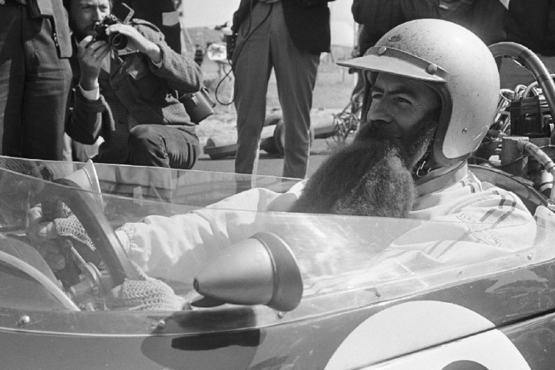 #Deportes: Cuando Jack Brabham se disfrazó con barba y bastón para ganar #F1