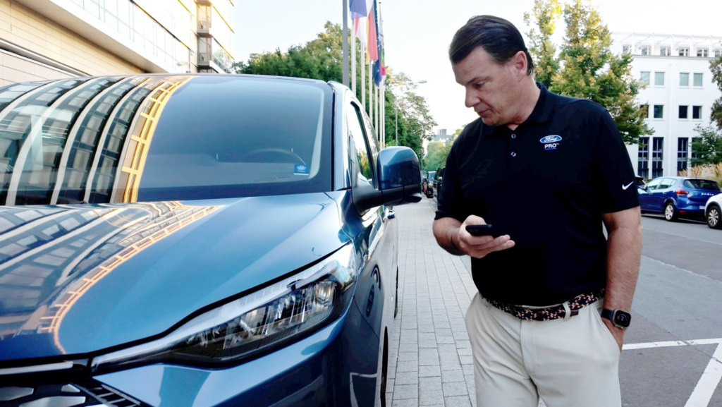 Jim Farley, CEO de Ford, se queja formalmente en EEUU de los aranceles de Donald Trump, y que Elon Musk no critica