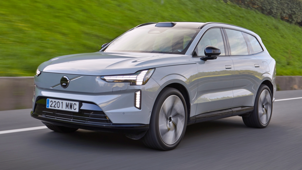 Probamos el Volvo EX90: el aspirante a coche más seguro del mundo es un SUV amplísimo y ultra cómodo, pero con algún detalle poco ergonómico